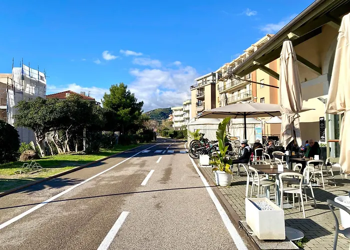 Moderni Sulla Pista Ciclabile Lejlighed Santo Stefano al Mare